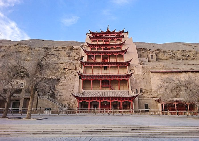 Our “13 Days Silk Road Tour from Kashgar to Xining” begins in Kashgar, Urumqi, and Turpan in Xinjiang, continues through Dunhuang, Jiayuguan, and Zhangye in Gansu, and concludes in Xining, Qinghai. This itinerary highlights the cultural, historical, and natural diversity along China’s ancient Silk Road. It not only offers travelers a chance to admire the spectacular landscapes of Northwest China but also provides a deeper understanding of the historical legacy and cultural richness of the Silk Road.